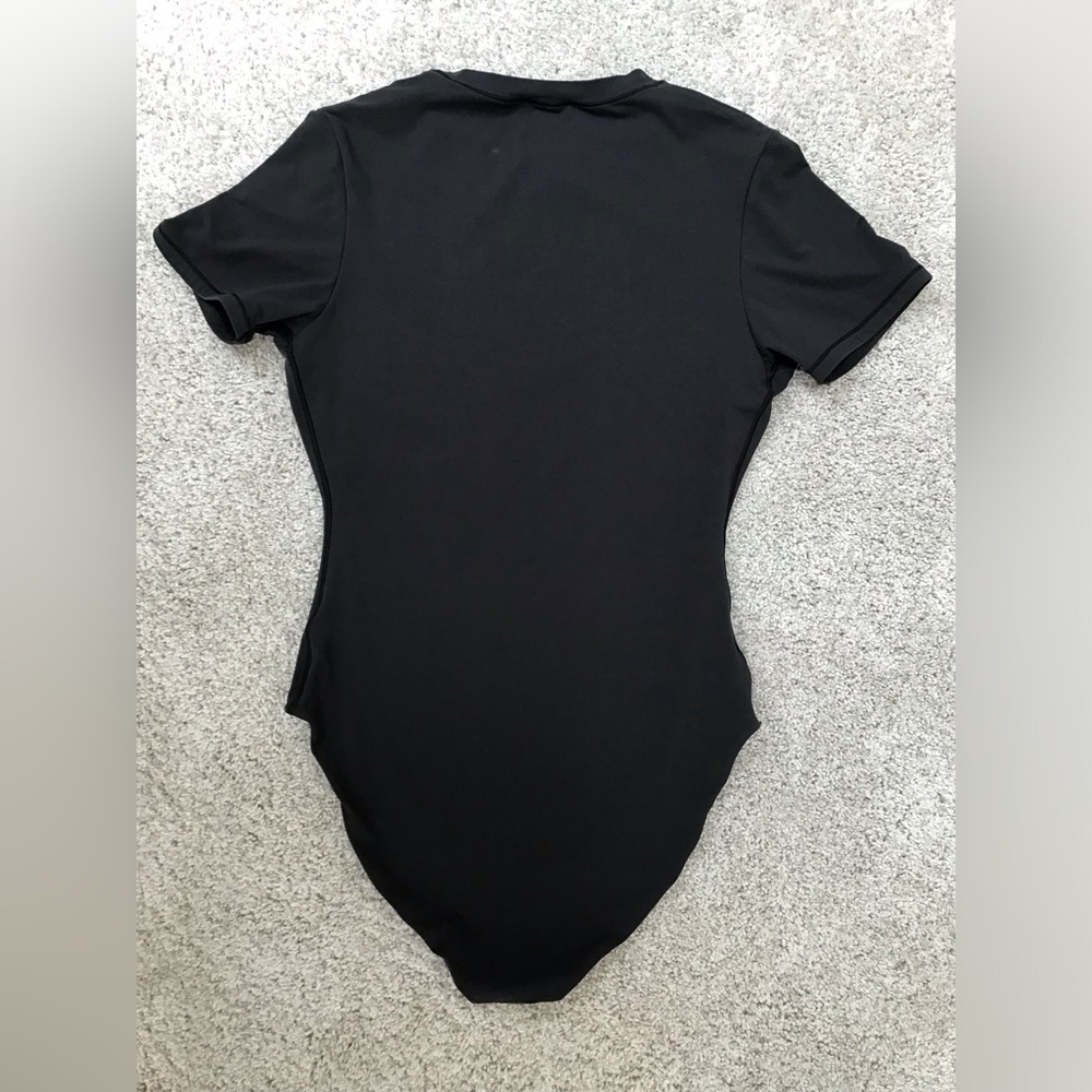 SKIMS Fits Everybody T-Shirt Bodysuit | Onyx - Picture 6 of 16